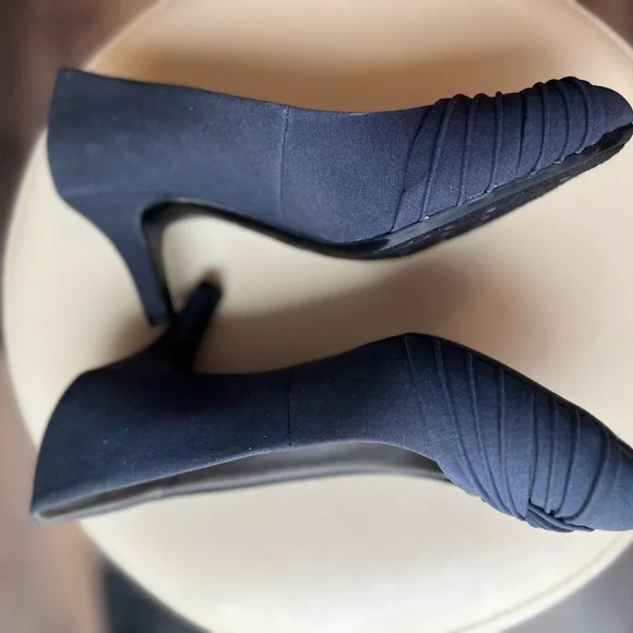 Life Stride Size 9 1/2 Navy  Heels with knot detail! Pretty! - Picture 5 of 6